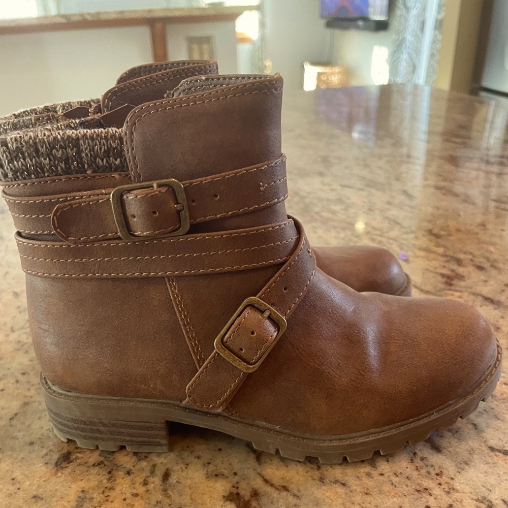 Girls size 13 Wonder Nation brown boots.